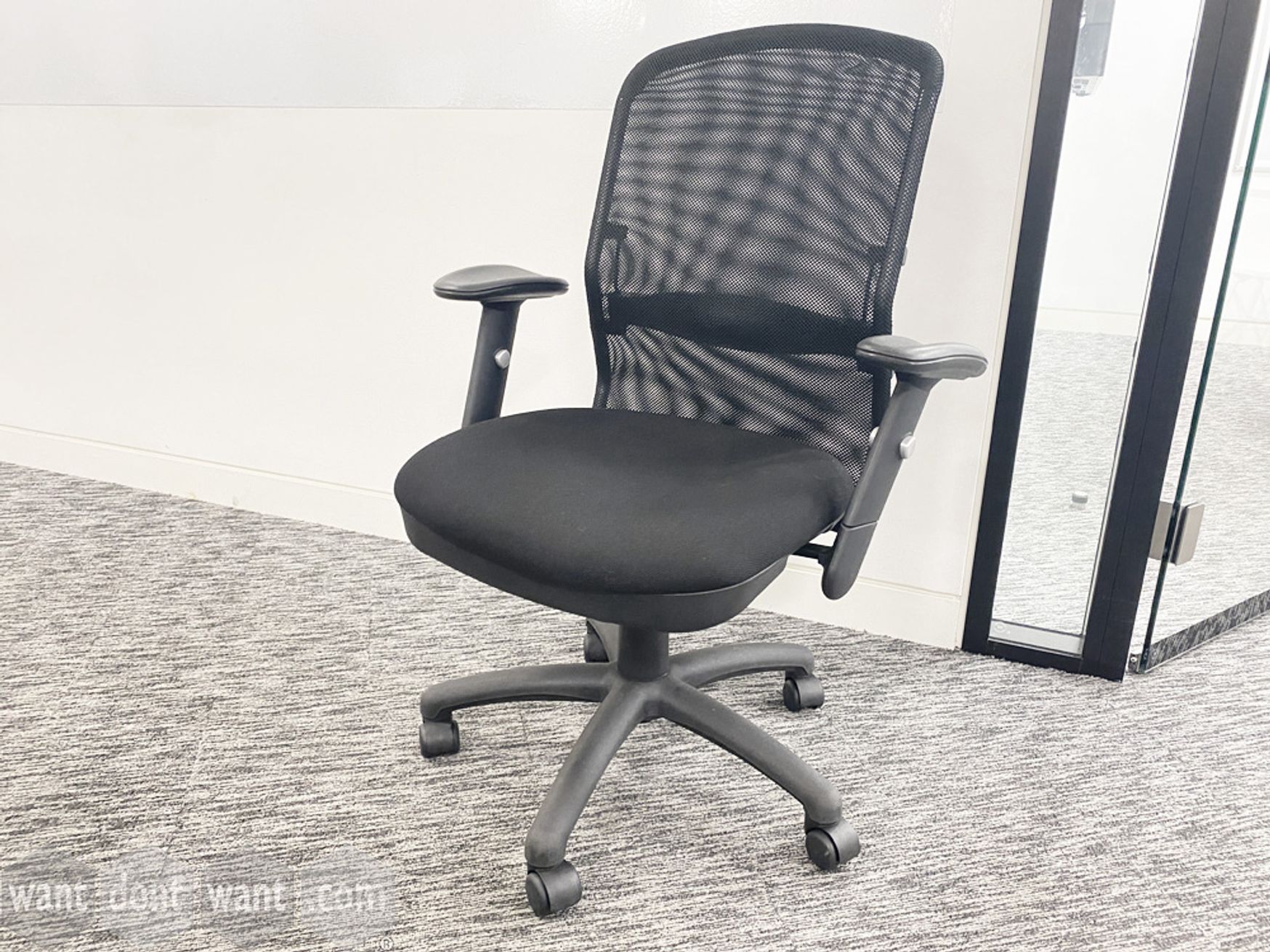 29 x Used fully adjustable mesh-back task chairs with black upholstered seat.