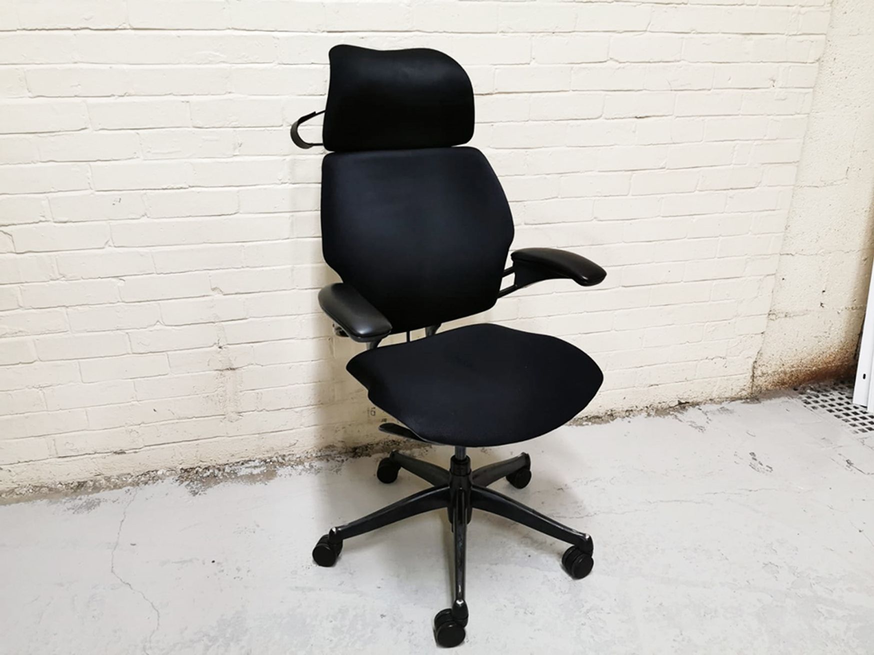 Want Dont : Second Hand Office Furniture - Used Office Furniture |  Chairs | Task/Operator/Executive | Used Humanscale Freedom Chair in Black  Fabric with Headrest and Coat Hanger