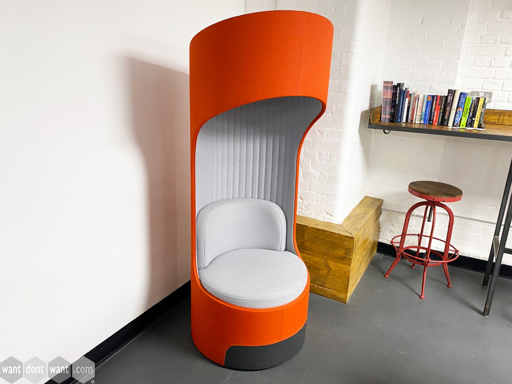 Used Boss 'Cega' swivel cubicle chair with high acoustic quality.