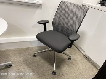 Fabulous used Vitra ID Concept task on glides in very good condition.