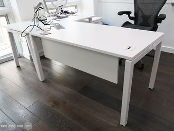Used 1400mm White Desks - Set of 2 as pictured